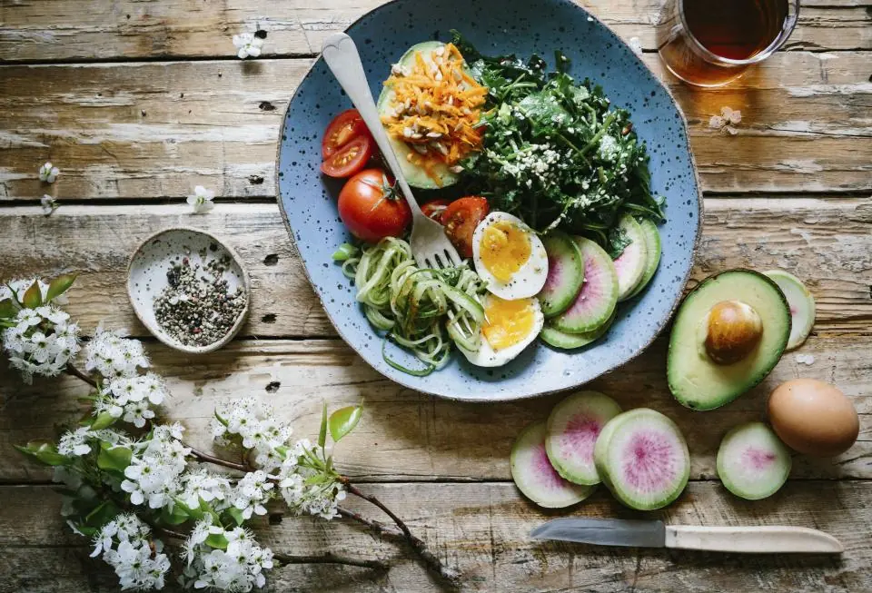 Calories par jour, comprendre ses besoins pour maigrir sans tout compter