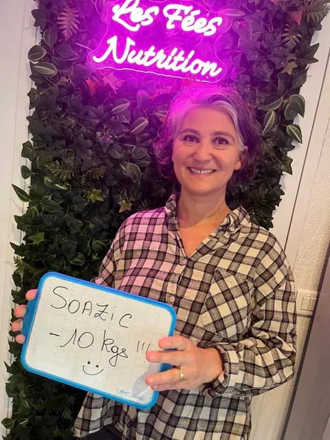 Le sourire aux lèvres, une membre dévoile ses chiffres du jour inscrits sur l’ardoise
