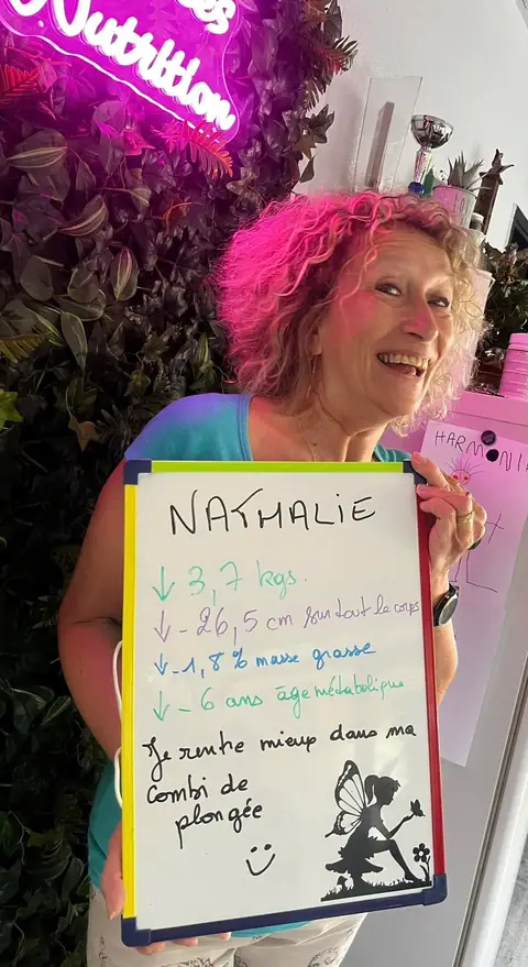 Une ardoise blanche porte le bilan que présente une membre, au club