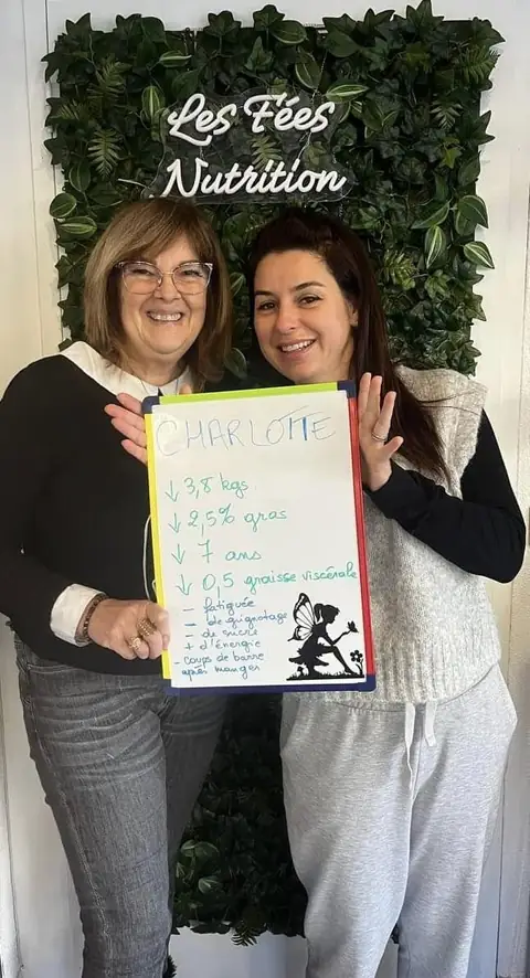 Le sourire aux lèvres, une membre dévoile ses chiffres du jour inscrits sur l’ardoise