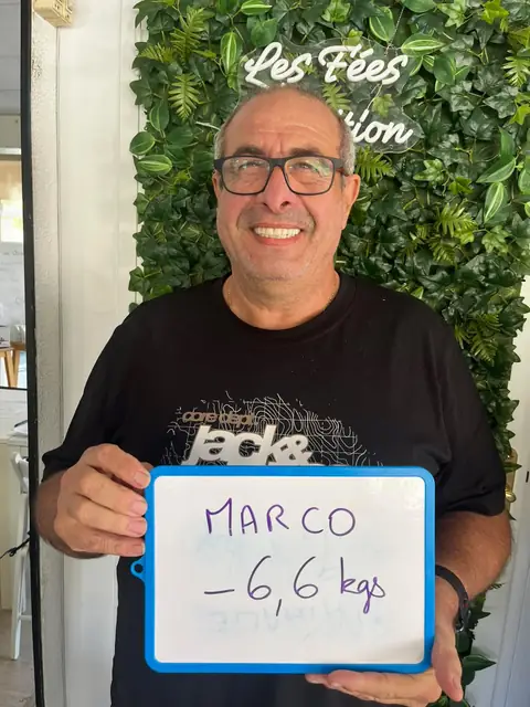Une ardoise blanche porte le bilan que présente un membre, au club