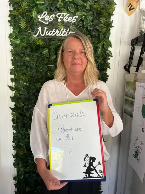 Une ardoise blanche porte le bilan que présente une membre, au club