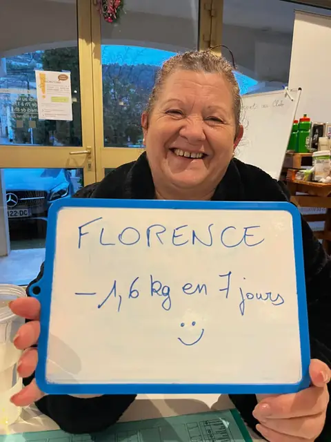 Le sourire aux lèvres, une membre dévoile ses chiffres du jour inscrits sur l’ardoise