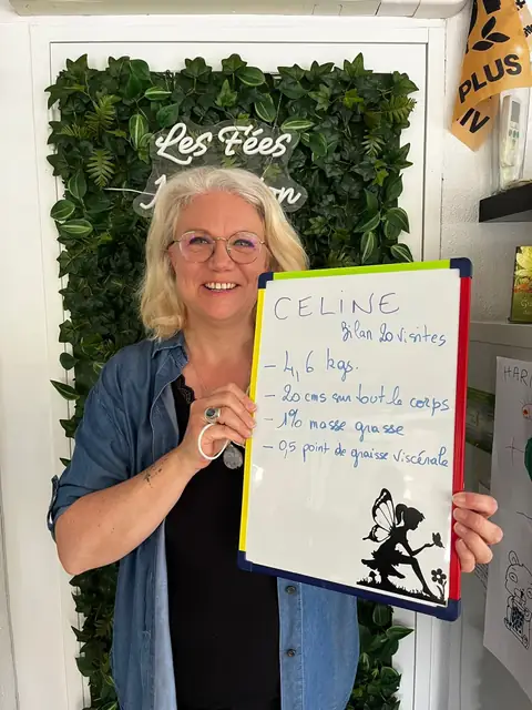 Le sourire aux lèvres, une membre dévoile ses chiffres du jour inscrits sur l’ardoise