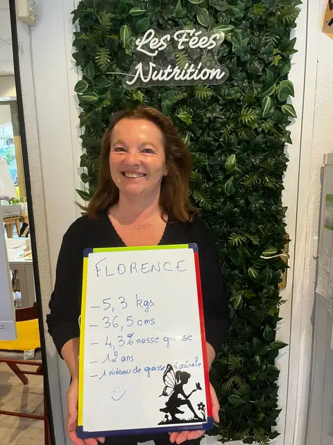 Une ardoise blanche porte le bilan que présente une membre, au club